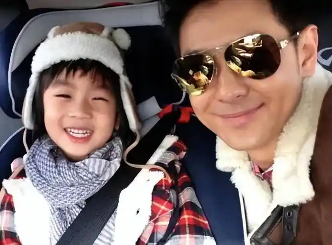 黄晓明晒与小海绵合照,为儿子脸部打码遭吐槽,遮遮掩掩到底图啥_好