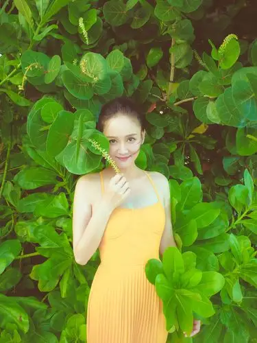 陈乔恩享糖果色假期笑容甜美活力十足