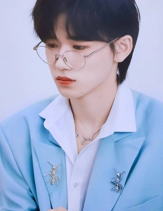 宋亚轩自曝帅照拍摄花絮,摔倒也很帅,网友:十八岁,是大人了