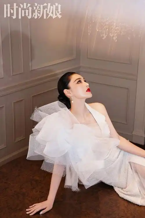 张馨予登《时尚新娘》封面,穿深v婚纱,牛仔胸衣,大秀傲人身材_连衣裙