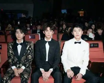 就在昨日一个某时装盛典,王俊凯,刘昊然,吴磊这三位当红小鲜肉终于