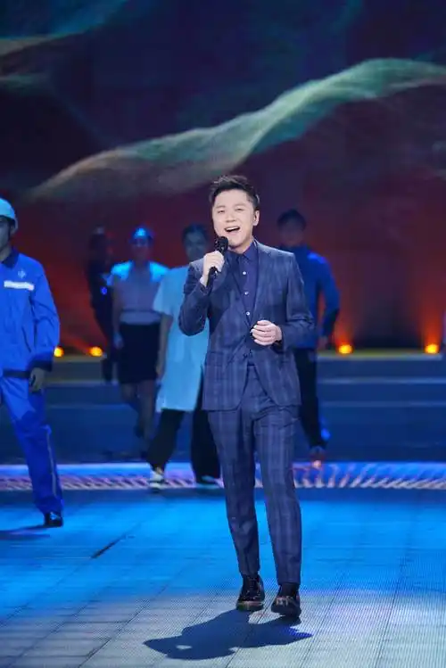 实力歌手张磊尽显多元魅力演唱解说两不误