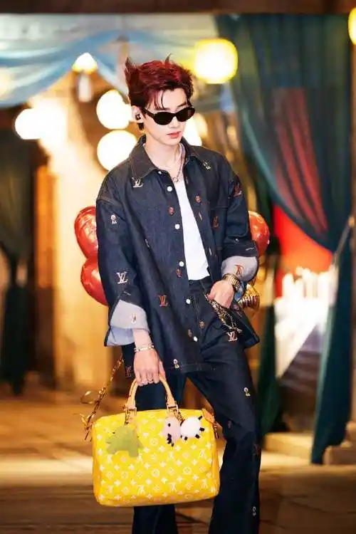 白敬亭超话#智族gq moty年度人物盛典#「@白敬亭在gq盛典的红毯上」大