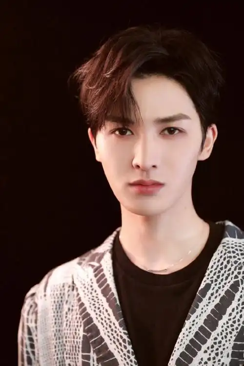 朱正廷身穿黑白印花连体裤搭配不规则腰封现身活动,酷帅有型