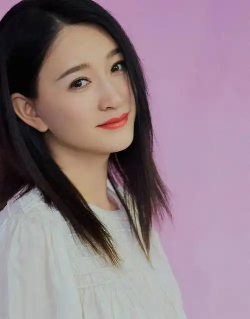 演员李小冉,40岁苦尽甘来,5个亿随便花,被老公宠成宝