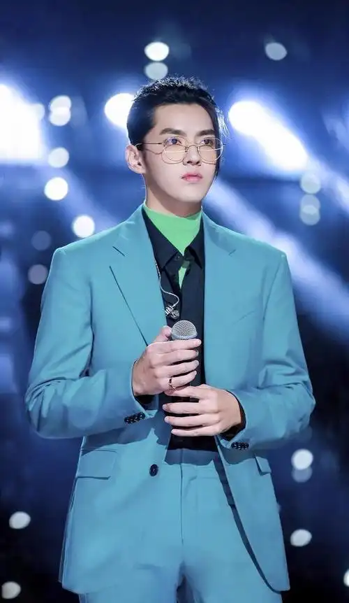 男生如何选择眼镜显气质?根据脸型和穿搭风格挑选,时髦又帅气