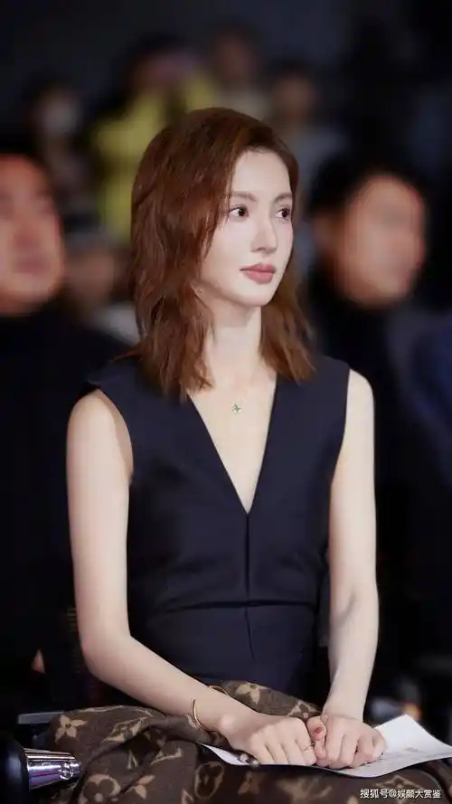 【金晨唯美写真】黑色v领短裙,甜美优雅,简约时尚_荣誉_造型_魅力