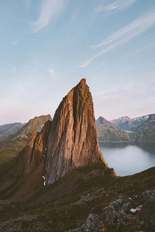 林根阿尔卑斯山脉和峡湾景观在挪威北部日落风景山景
