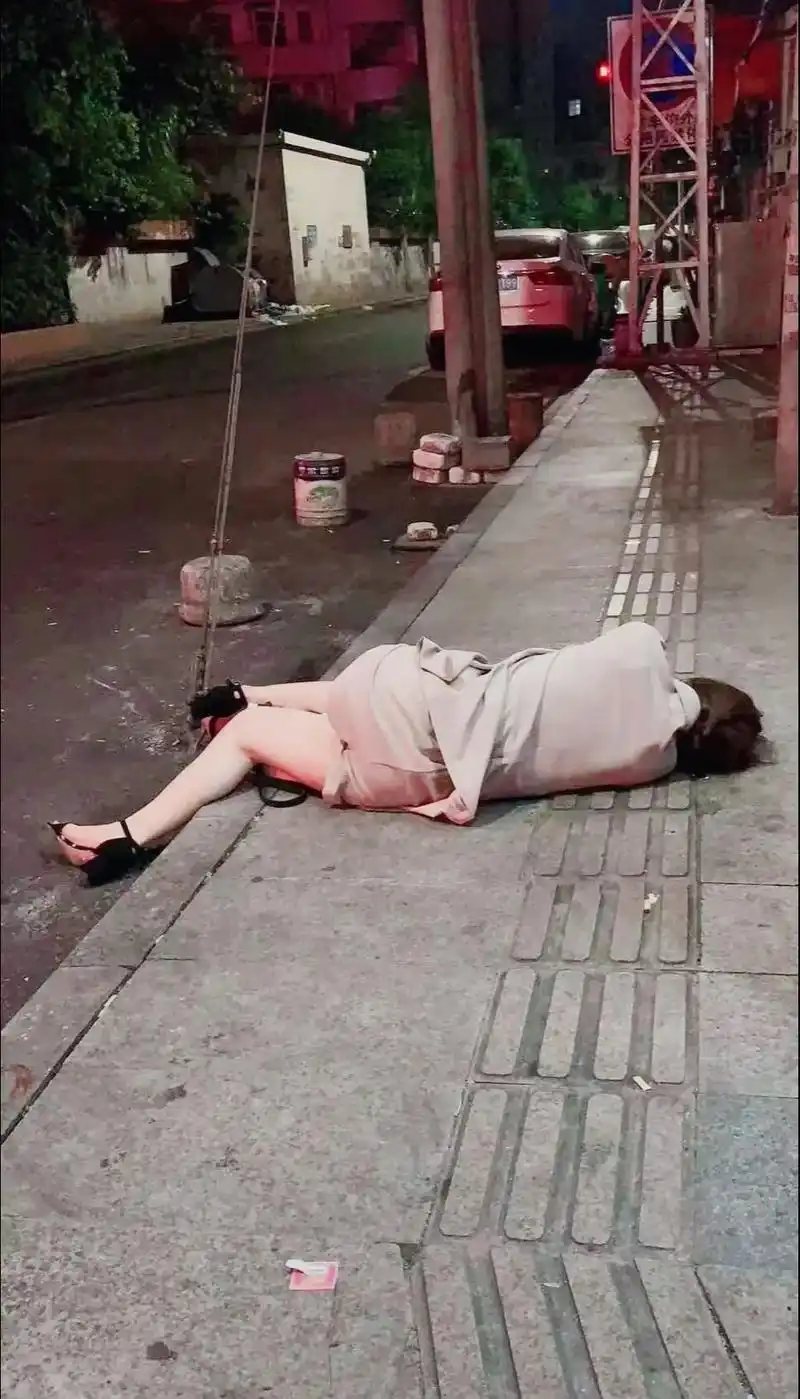 女生醉酒名场面 #醉酒的女人 #喝酒后的奇葩行为 #这魔性 - 抖音