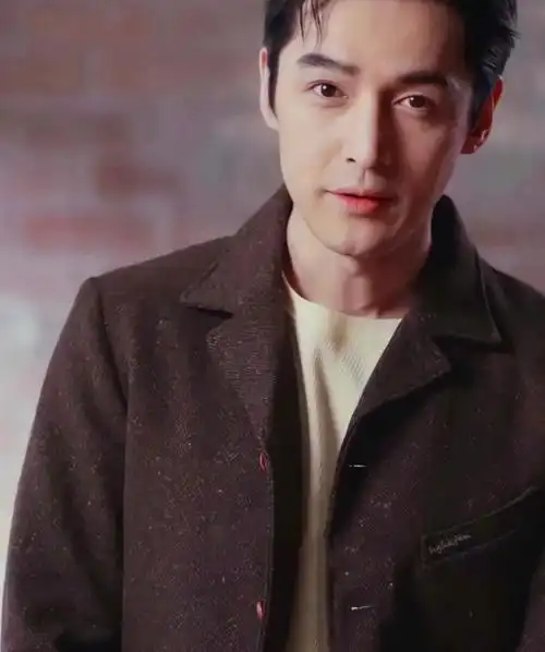 见到胡歌,我陷的更深,弯弯笑眼 迷人气质