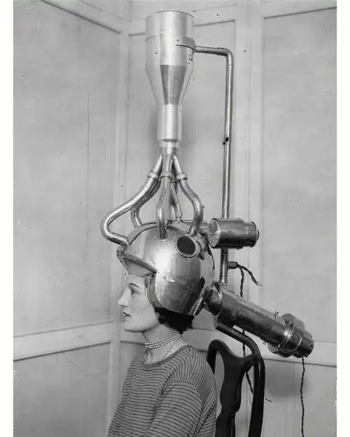 一组烫发老照片这很科幻原子朋克