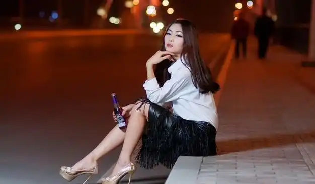 醉酒女孩被老人捡尸手伸进去很长时间幸好路人及时报警