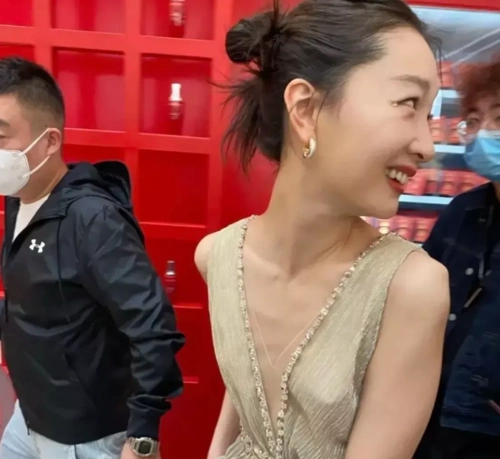 周冬雨路人镜头:目测约70斤瘦骨嶙峋,穿深v裙胸前"一马平川"_手机搜狐