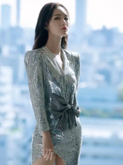 李沁又美了穿露背拖地长裙这身材女星里罕见