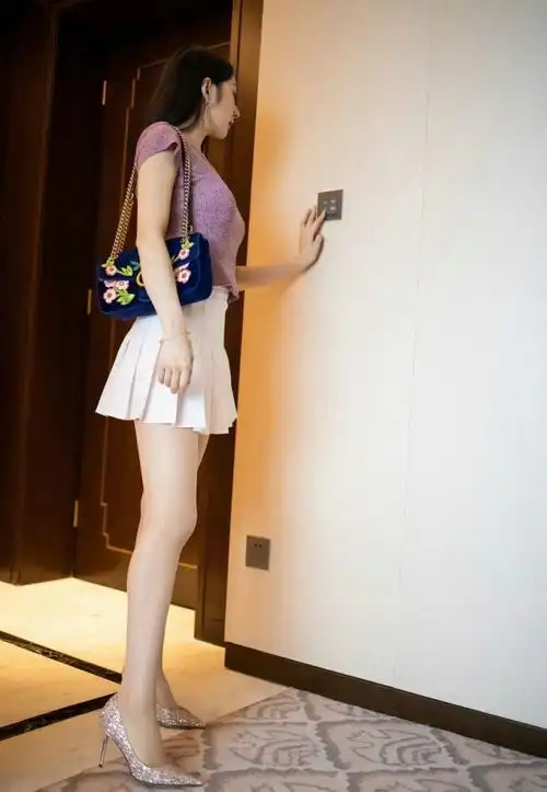 极品美女超短裙白皙美腿大胆人体写真图片