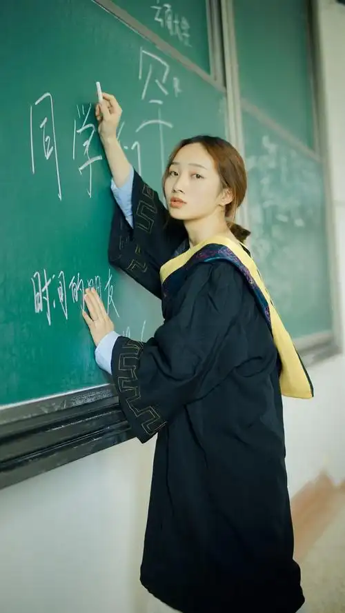 昆明毕业照单人照呈贡大学城