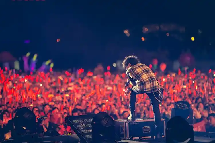 顶流歌手华晨宇的舞台魅力,网友:真是视听盛宴!