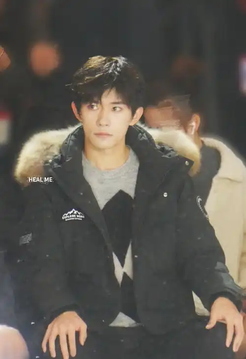 易烊千玺代言波司登##易烊千玺手拿dv走红毯##没法拒绝雪中的易热