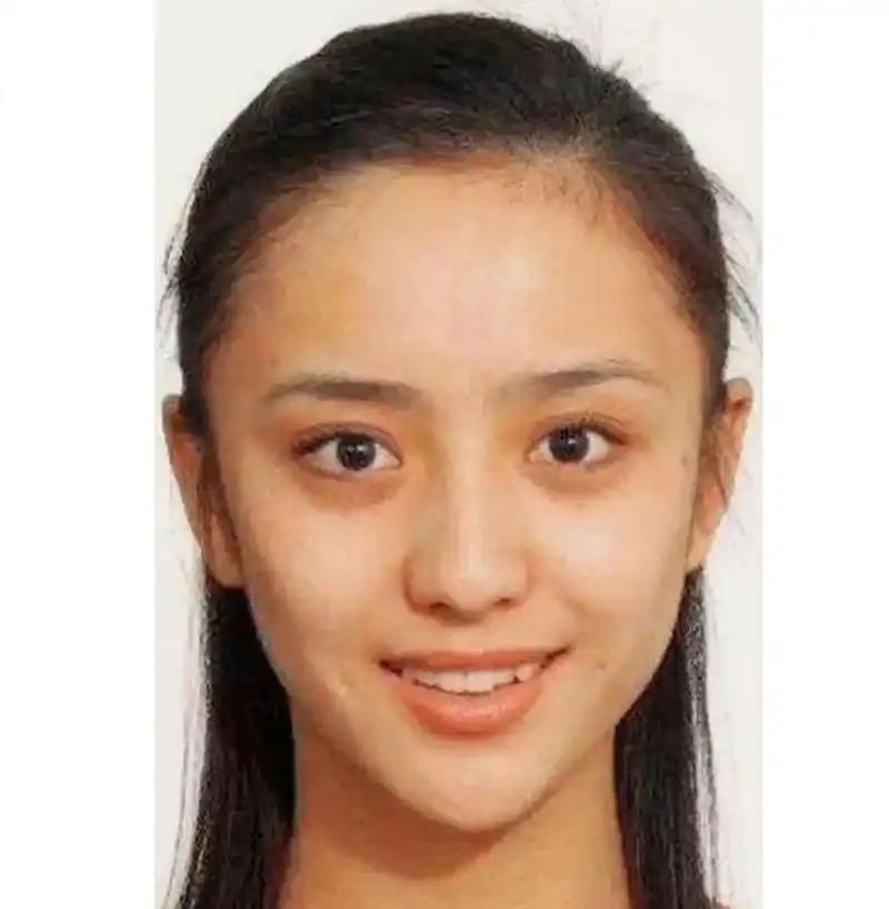 曾经有一张年轻时的佟丽娅素颜照,展现了她清秀动人的面容.