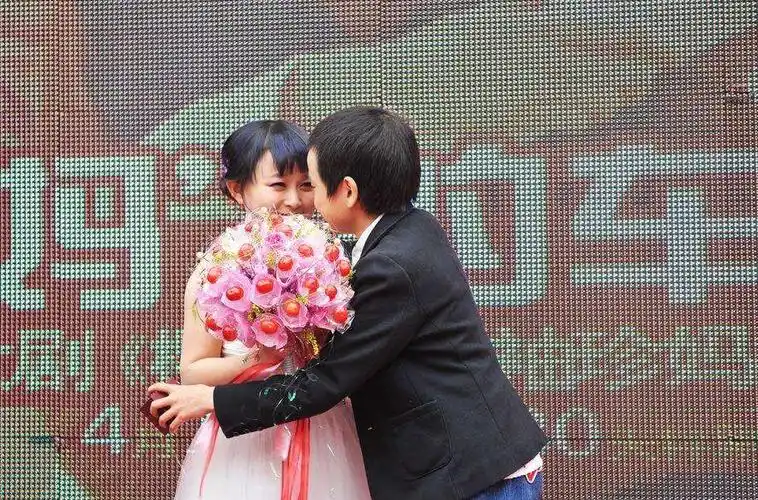 回顾朱洁身高1米2423岁嫁侏儒症秦学士后活成小公主