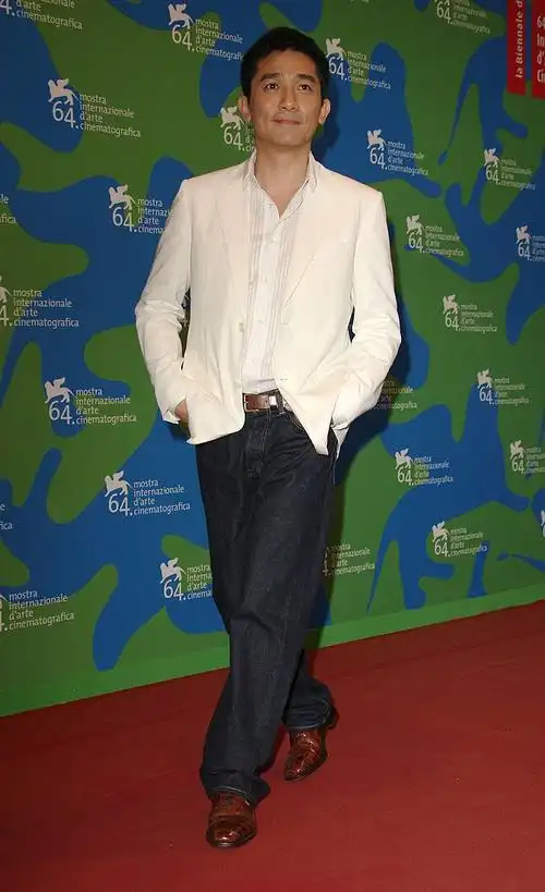 身高170小身板的魅力孤单让他喜欢户外品牌梁朝伟的隐世时尚