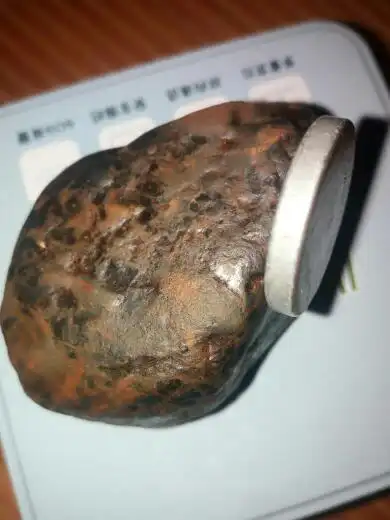 展开全部 我们鉴定一块石头是否为陨石,首先是要用肉眼来目测.