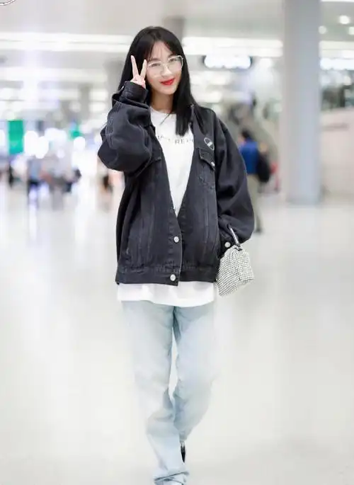 李菲儿穿一身名牌现机场,大秀初秋bf风,好气质不输baby