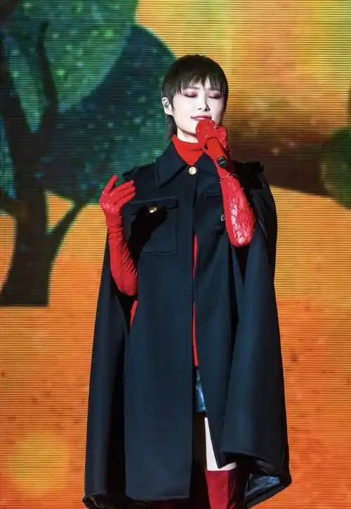 36岁时尚达人李宇春百变造型可甜可盐温柔穿搭很有女人味