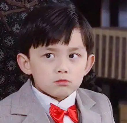 三石弟弟吴磊童年照眉清目秀大眼睛招风耳活脱脱一个小帅哥