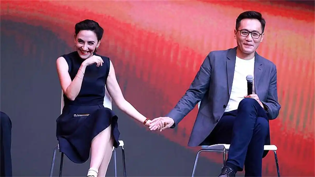 刘烨获老婆安娜崇拜脸凝视二人舞台上旁若无人甜蜜牵手超恩爱