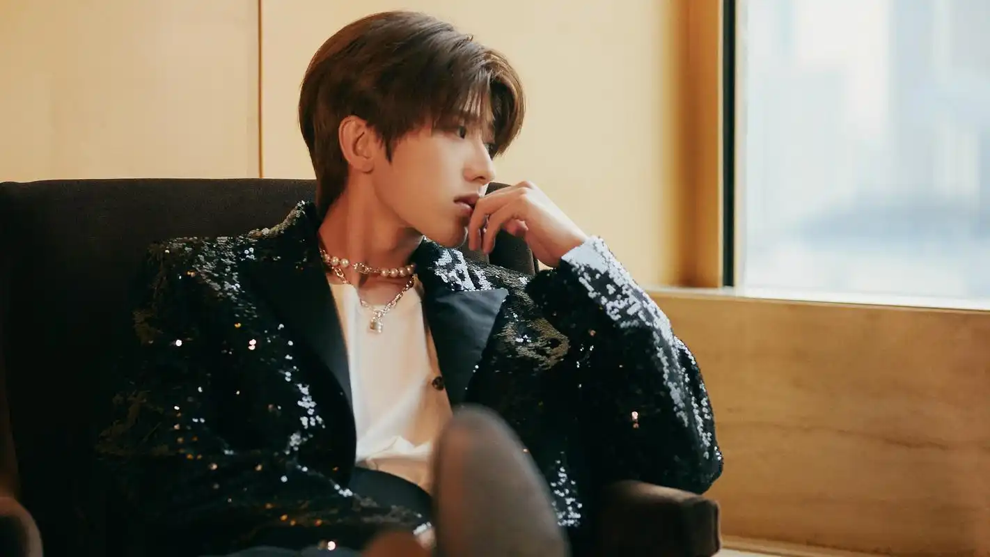 电脑壁纸 明星 大陆明星 蔡徐坤亮片西装短外套时尚写真