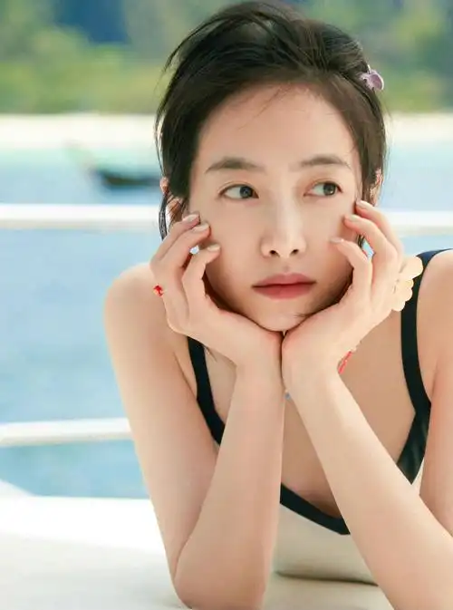 宋茜最新泳装随拍!展现完美身材,度过美好的假期__财经头条