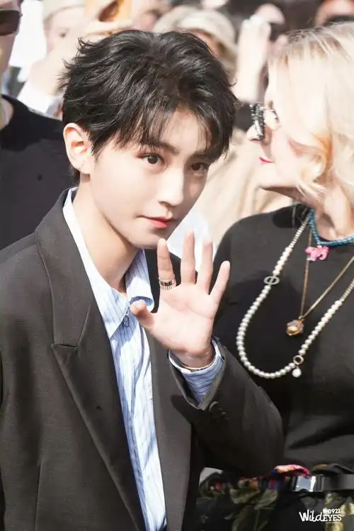 迪丽热巴王俊凯同框##王俊凯黑色摩登西装