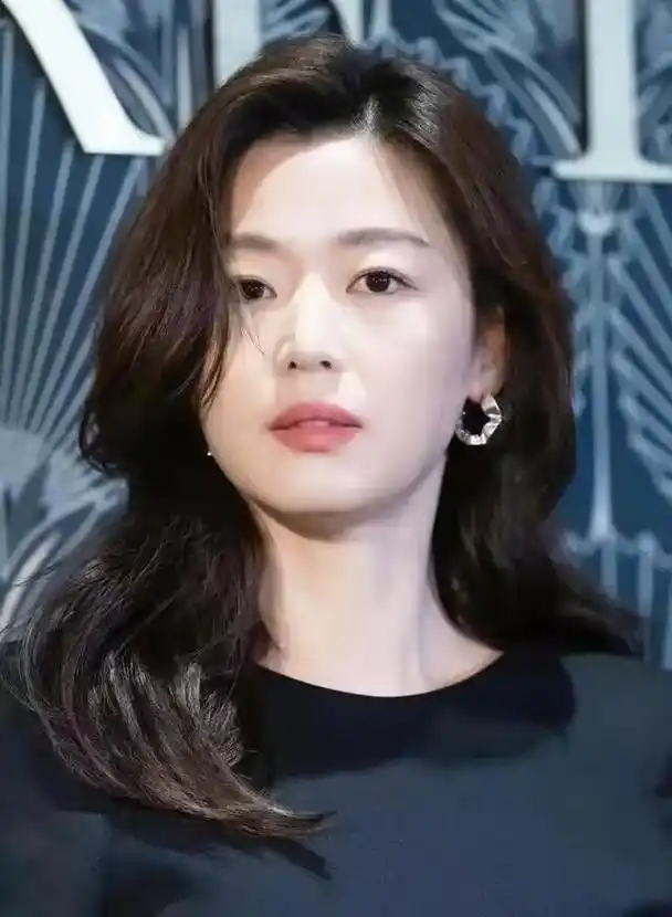 韩媒太实在了,全智贤的照片不修就放出来,"真实身材"一目了然