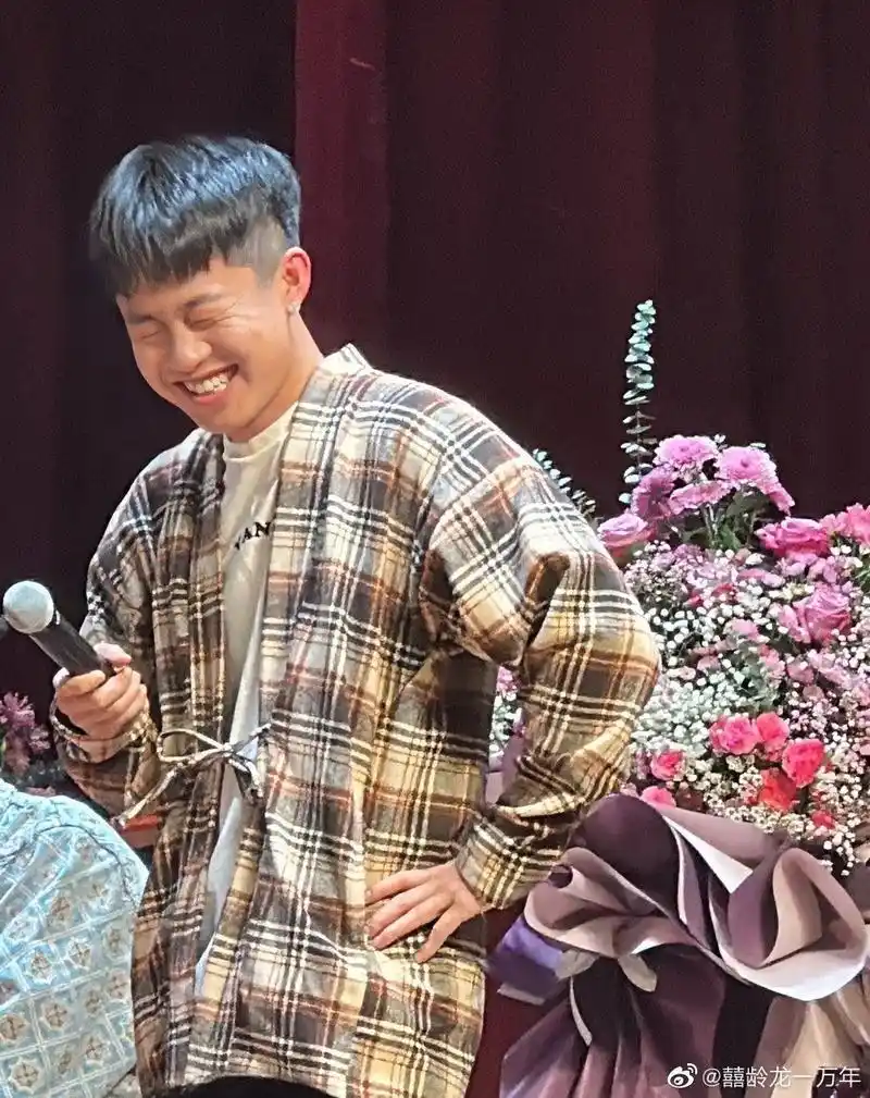 帅气的九队队长!#德云社张九龄 #封箱  落日余晖的路上总是 - 抖音