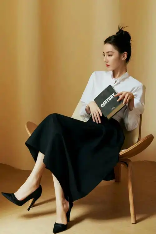 迪丽热巴这双高跟鞋好像大了一码