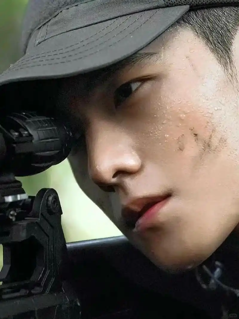 《特战荣耀》里面的杨洋大帅哥,看他穿上军装的模样,真的是英姿飒爽!