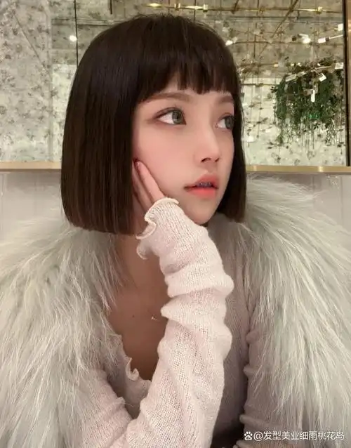 漫画刘海短发,非常适合第一次尝试剪短发的女生,不容易出错,搭配棕色