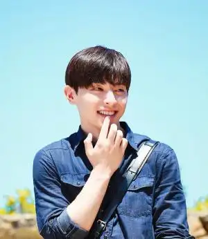 简单清爽的一款黑色短发将邓伦身上的那股青春气息完全散发出来,崭鲻