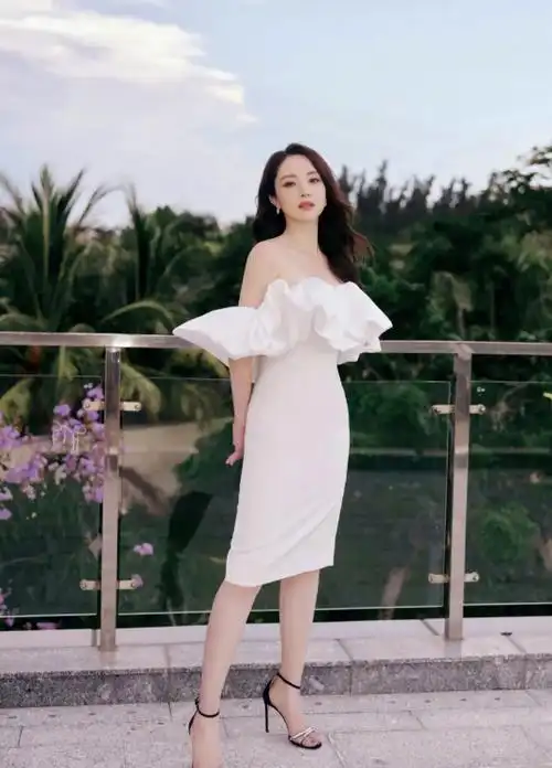 44岁董璇与前夫疑复合一家3口同游影视城多名闺蜜助阵显温馨