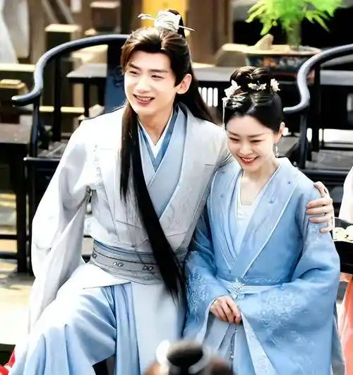 曝白敬亭宋轶疑似领证,4个细节得到证实,结婚照曝光两人太般配_网友