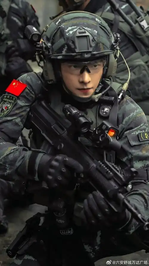 热血,无畏演员@杨洋带领着我们走进了那个充满活力,热血沸腾的特种兵