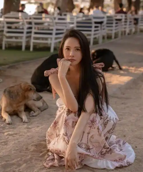 伊能静从出道以来就有着"才女"的称号,不仅能写歌作词,还能写书抒发己