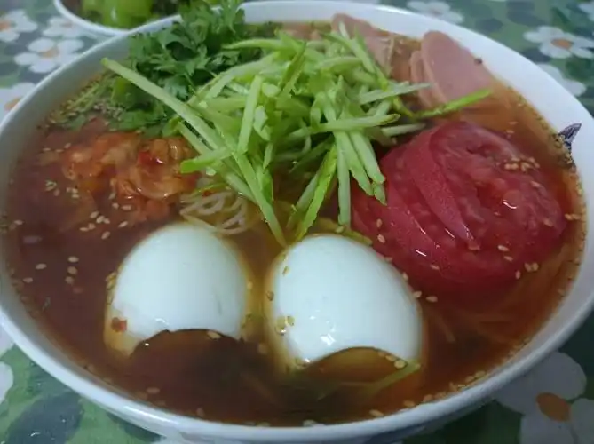 媳妇做的热汤冷面.顺便看看纪录片:《中国通史》.