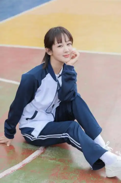 漂亮学姐杨紫篮球场校园照曝光笑容治愈
