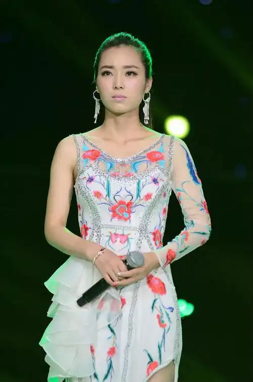 p>云朵,原名谢春芳,羌族,1987年2月7日出生于四川省阿坝藏族羌族自治