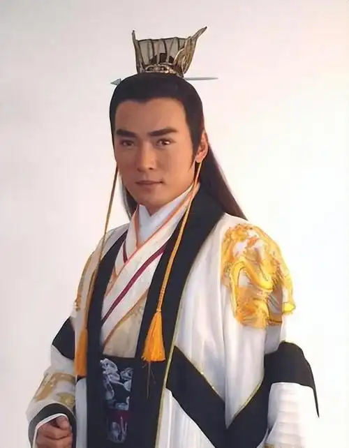 焦恩俊以其优雅的气质,无微不至地关爱着妻子林千钰,全心全意地投入到