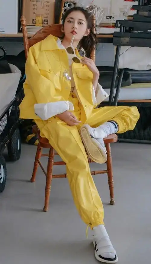 陈钰琪这次的衣服是黄色,让她整个人看着都很亮眼,而她脚上用凉鞋搭配
