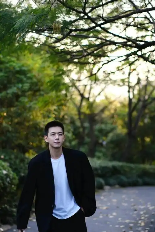 李现黑西装随拍上线,又酷又有型,剪超短发寸头太帅了!