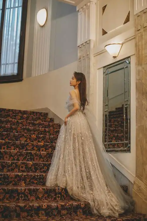 吴佳怡露肩纱裙礼服性感图片写真56